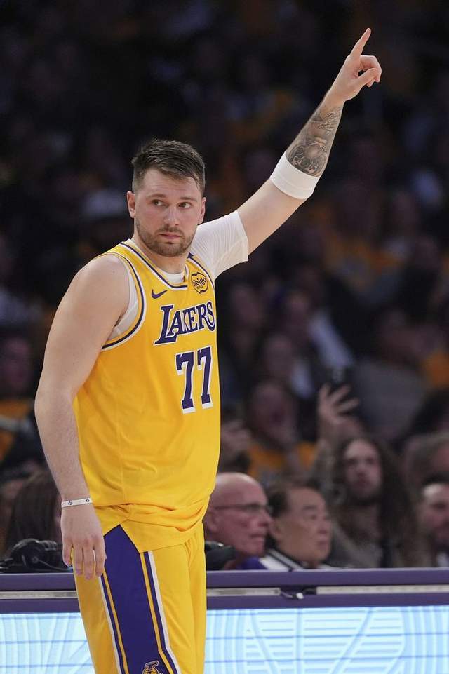 爱游戏官网-JackeyLove迎来十五赛季出色发挥，湖人观众热烈欢呼！-爱游戏官网