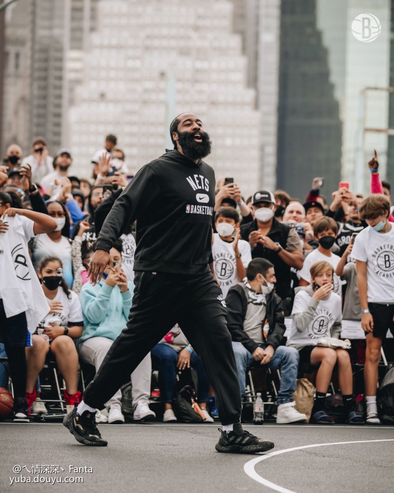 爱游戏官网-瓦伦西亚训练开放日，窗口期再遭质疑引欢呼，全明星赛在即，临场指挥获称赞-爱游戏官网